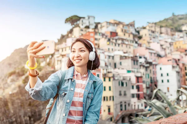 Jovem Viajante Turista Tomando Selfie Seu Smartphone Famosa Aldeia Italiana — Fotografia de Stock