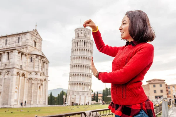 Jovem Viajante Fazendo Poses Engraçadas Frente Famosa Torre Inclinada Pisa — Fotografia de Stock