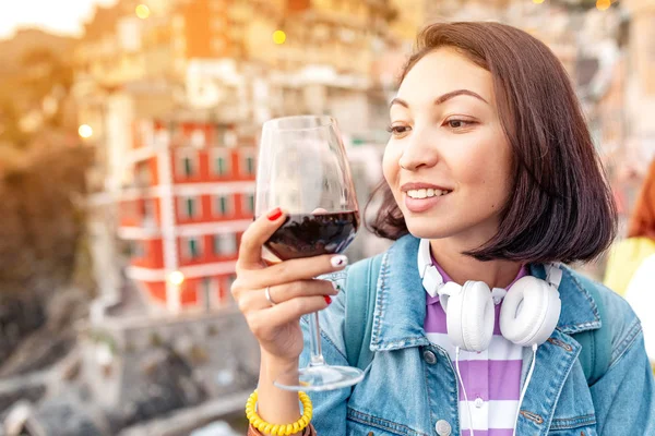 Путешествующая Женщина Дегустирует Красное Вино Италии Знаменитом Районе Cinque Terre — стоковое фото