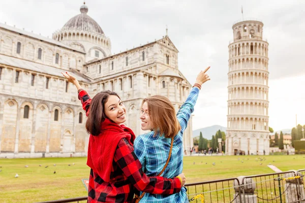 Щасливі Друзів Пізі Подорожувати Італії Групи Туристів Дружби Концепції — стокове фото