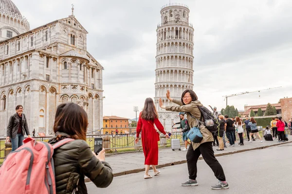 October 2018 Pisa Italy Crowds Tourists Making Funny Poses Front — Stock Photo, Image