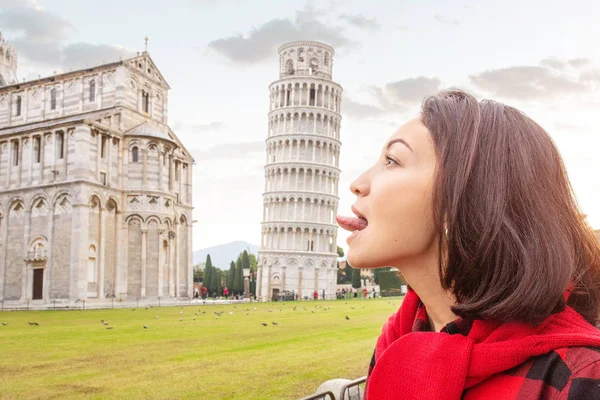 Молода Жінка Мандрівника Робить Смішні Позах Перед Знаменитий Пізанська Вежа — стокове фото