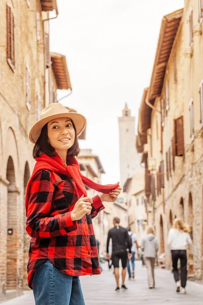 Mulher Atraente Turista Com Chapéu Cidade Italiana Velha Toscana Unesco — Fotografia de Stock