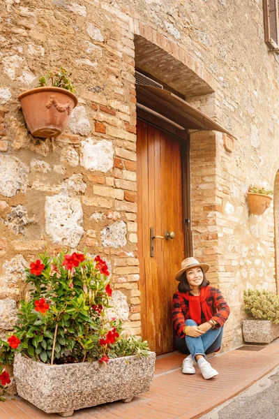 Красивая Молодая Женщина Шляпе Позирует Деревянной Двери Старом Итальянском Городе — стоковое фото