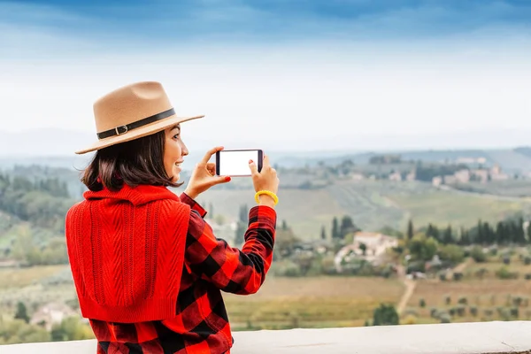 Jovem Viajante Com Chapéu Tirando Selfie Com Smartphone Perto Famoso — Fotografia de Stock