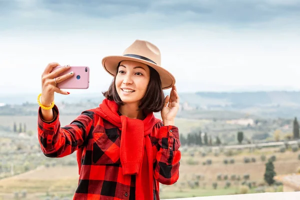 Jovem Viajante Com Chapéu Tirando Selfie Com Smartphone Perto Famoso — Fotografia de Stock