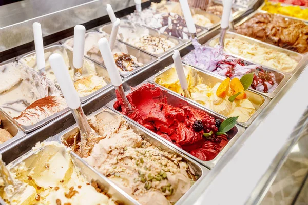 gelato dondurma tatlı dükkanı vitrin, çeşitli lezzetleri
