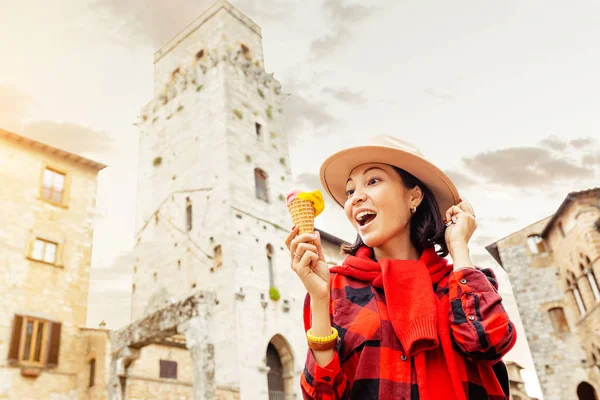 Jovem Hipster Viajante Comer Sorvete Cidade Italiana Velha — Fotografia de Stock