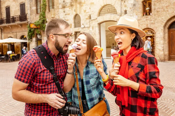 Glückliche Gruppe Von Freunden Essen Eis Der Altstadt Italien Reisen — Stockfoto