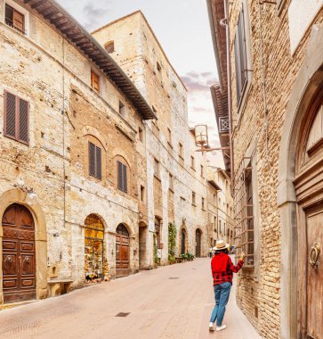 çekici kadın turist şapka Toskana eski İtalyan kasabasında ile UNESCO miras seyahat kavramı