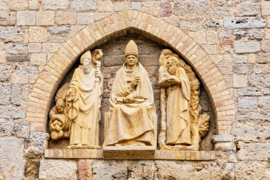 16 Ekim 2018, Volterra, İtalya: Roma Papa heykeli katedral duvara