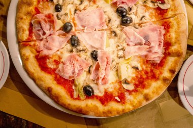 Restoranda pizza capricciosa