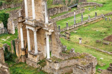 Antik Roma amfi tiyatro Volterra, İtalya için eski kalıntıları havadan görünümü