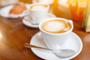 Kafede masada cappuccino kahve Kupası