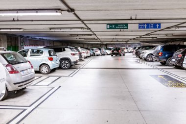 17 Ekim 2018, Siena, İtalya: Yeraltı otopark araba ile