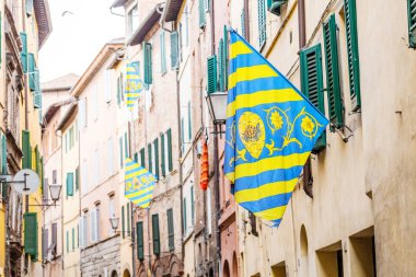 17 Ekim 2018, Siena, İtalya: Siena renkli bayrak bucak Toskana Palio Festivali için