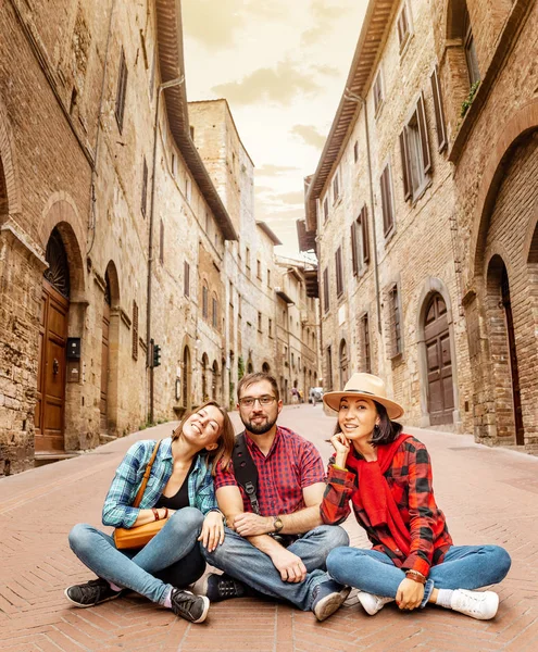 Diverse Group Happy Positive Friends Sitting Old Town Tuscany Italy — Stock Photo, Image