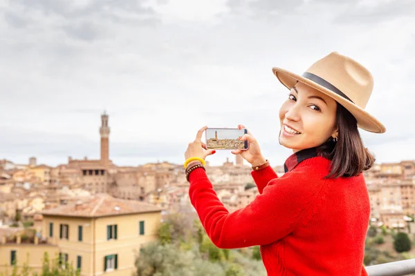 Mujer Viajera Tomando Fotos Con Teléfono Del Casco Antiguo Siena — Foto de Stock