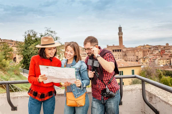 Gruppo Multietnico Amici Turisti Che Guardano Mappa Una Città Vecchia — Foto Stock