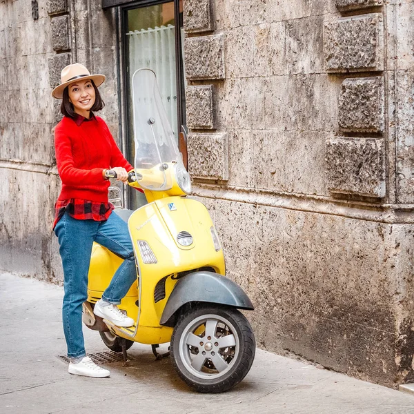 Outubro 2018 Siena Itália Mulher Usando Chapéu Perto Scooter Amarelo — Fotografia de Stock
