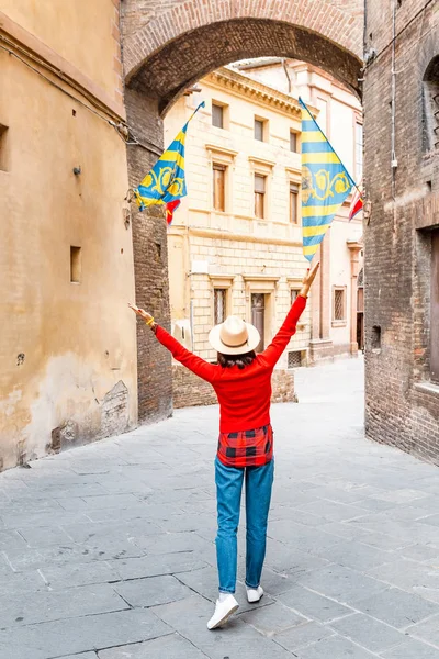 Jovem Viajante Andando Ruas Estreitas Siena Toscana Decorado Com Bandeiras — Fotografia de Stock