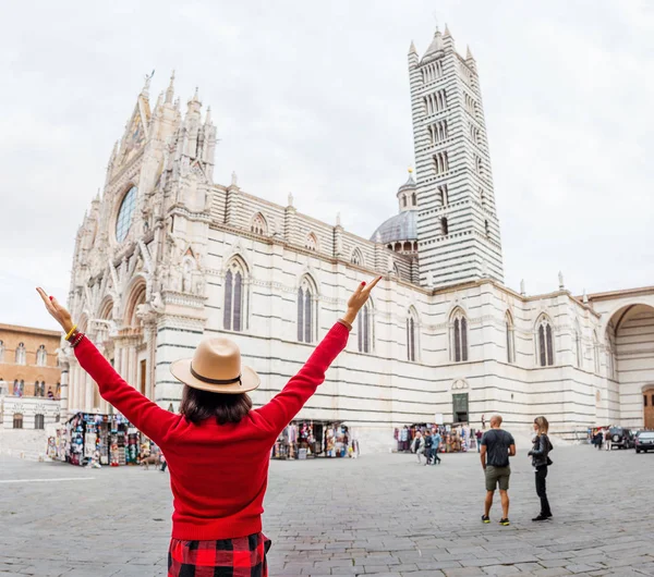 Turisztikai Lány Utazik Olaszország Boldog Fiatal Csípő Előtt Dóm Siena — Stock Fotó