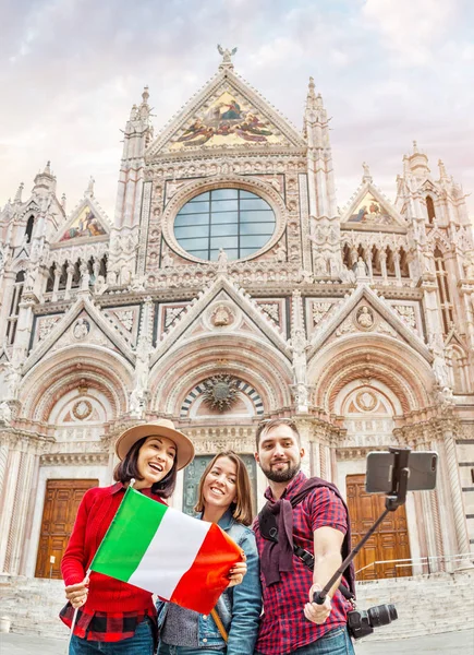 Podróży Przyjaciółmi Włochy Wieloetniczny Zróżnicowaną Grupę Młodych Ludzi Biorąc Selfie — Zdjęcie stockowe
