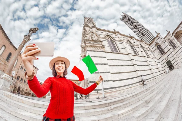 Turisztikai Lány Utazik Olaszország Boldog Fiatal Csípő Pózol Zászló Előtt — Stock Fotó