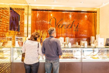 19 Ekim 2018, Floransa, İtalya: insanlar çikolata Venchi Shop müşteriler