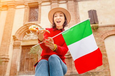 Mutlu kadın pizza dilimi İtalya'da, açık havada yemek. Avrupa ve İtalyanca gıda kavramı içinde seyahat