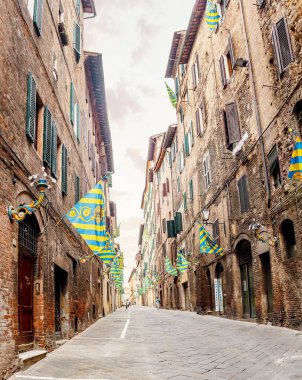 17 Ekim 2018, Siena, İtalya: Siena renkli bayraklar bucak Toskana Palio Festivali için