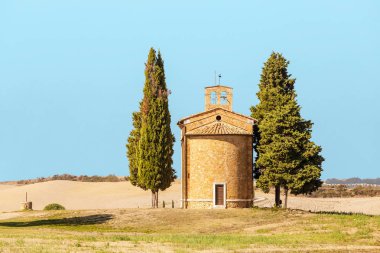 Toskana, İtalya sonbahar eski Şapel ile doğal peyzaj