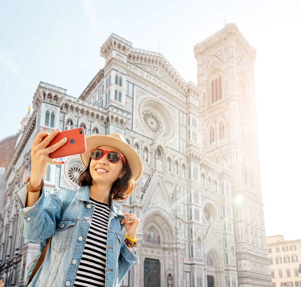 Feliz Mulher Asiática Tirando Selfie Com Seu Smartphone Fundo Catedral — Fotografia de Stock