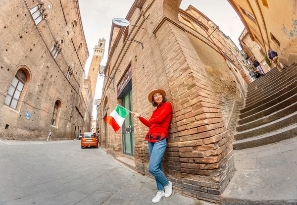 Outubro 2018 Siena Itália Mulher Viajante Com Bandeira Rua Estreita — Fotografia de Stock