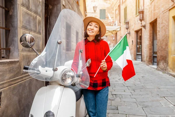 Mujer Viajera Con Bandera Calle Estrecha Italia — Foto de Stock