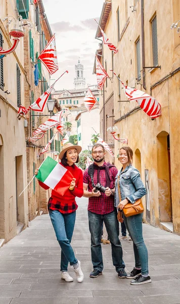 Ταξιδέψτε Παρέα Φίλων Στην Ιταλία Πολυεθνική Ποικιλία Νεαρών Ανθρώπων Που — Φωτογραφία Αρχείου