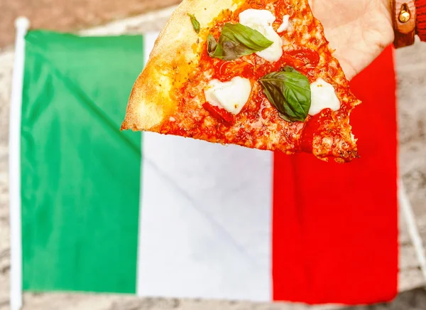 Donna Felice Mangiare Pizza Fetta Italia All Aperto Viaggiare Europa — Foto Stock