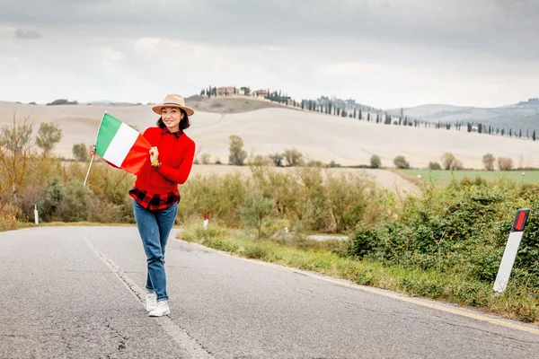 Mujer Asiática Feliz Viaja Toscana Con Bandera Italiana — Foto de Stock