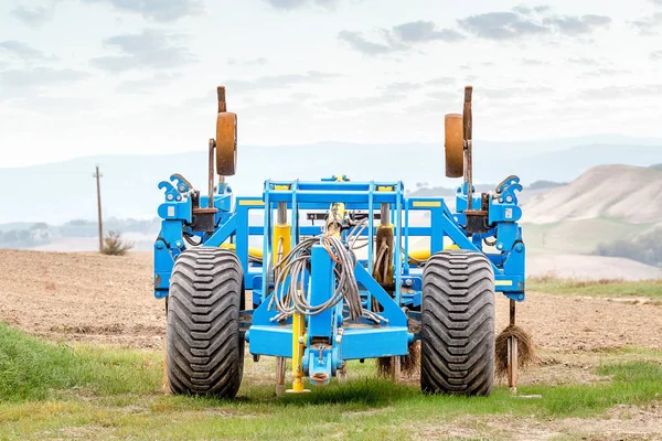 现代重型犁和耕种者站在托斯卡纳的一块土地上 农业和机械概念 — 图库照片
