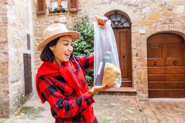 Szczęśliwy Asian Kobieta Zakupy Torba Wino Ser Koncepcja Kuchnia Włoska — Zdjęcie stockowe