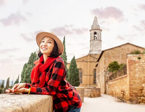 Feliz Mulher Turística Moda Pienza Itália — Fotografia de Stock