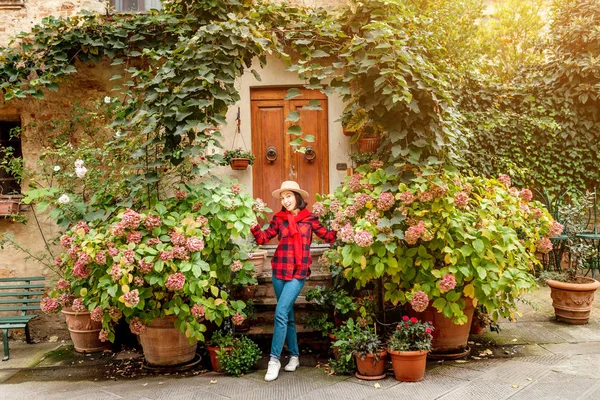 Stylový Bederní Cestovatelů Žena Pózuje Starém Městě Pienza Toskánsko — Stock fotografie