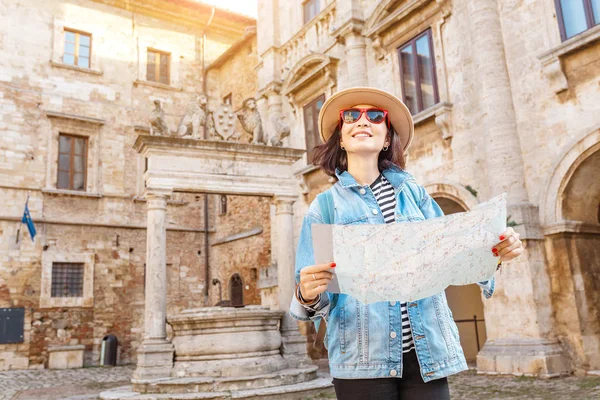 Glückliche Asiatische Touristin Mit Landkarte Verloren Der Altstadt Von Montepulciano — Stockfoto