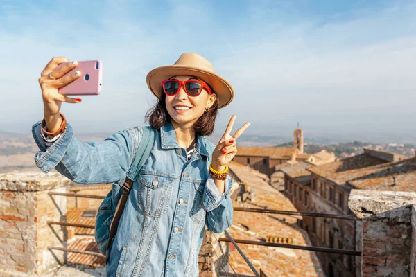 Щасливі Азіатських Туристичних Жінка Смартфон Старе Місто Монтепунчіано Тоскана Відпочинок — стокове фото
