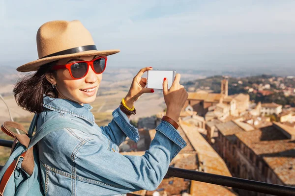 Feliz Mulher Turística Asiática Com Smartphone Cidade Velha Montepulciano Toscana — Fotografia de Stock