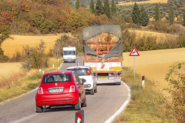 Ekim 2018 Montepulciano Talya Araba Gelse Kırsal Yol Yığınlarda Saman — Stok fotoğraf