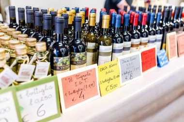 18 Ekim 2018, San Quirico D Orcia, İtalya: Orcia Tuscany şaraplar yerel pazarda Satılık