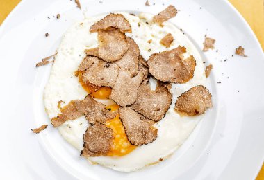 Kızarmış yumurta truffle fiş bir plaka, İtalyan mutfağı ve iyi yemek kavramı ile