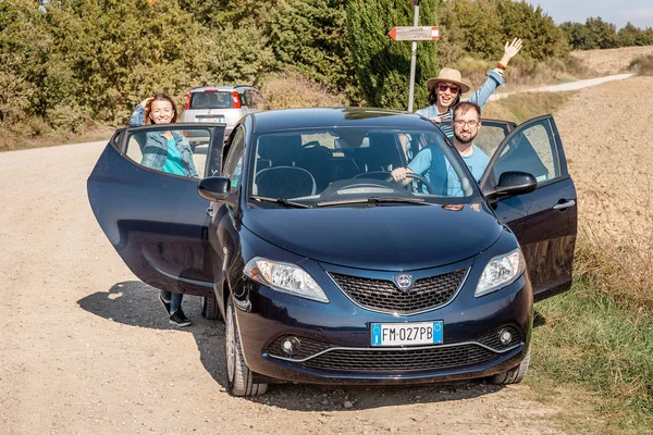 Octubre 2018 Toscana Italia Grupo Feliz Amigos Pie Cerca Del —  Fotos de Stock