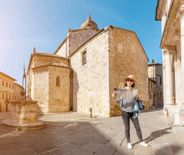 Щасливі Азіатських Туристичних Жінка Картою Старе Місто Європі — стокове фото